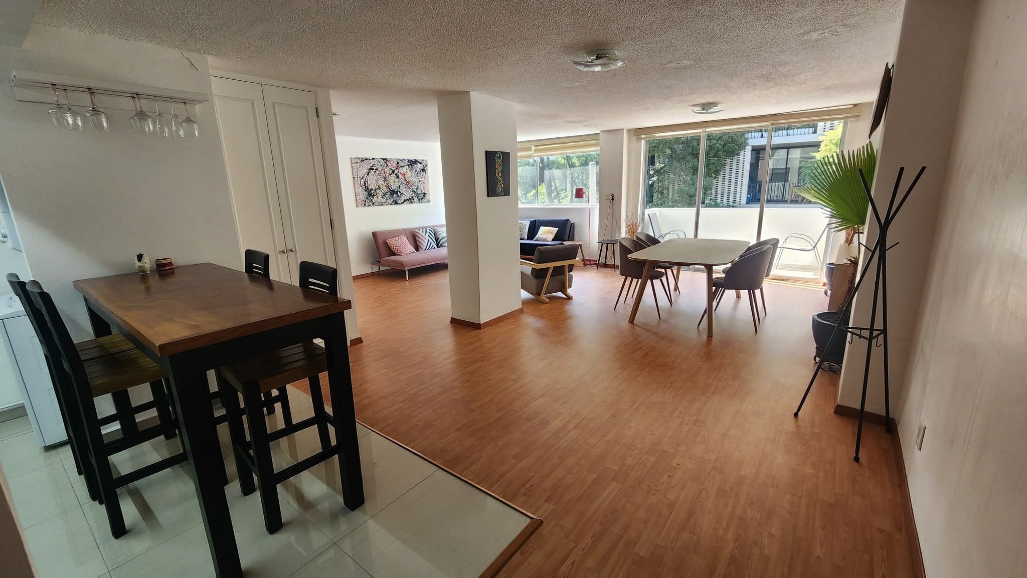 Vista amplia de sala comedor