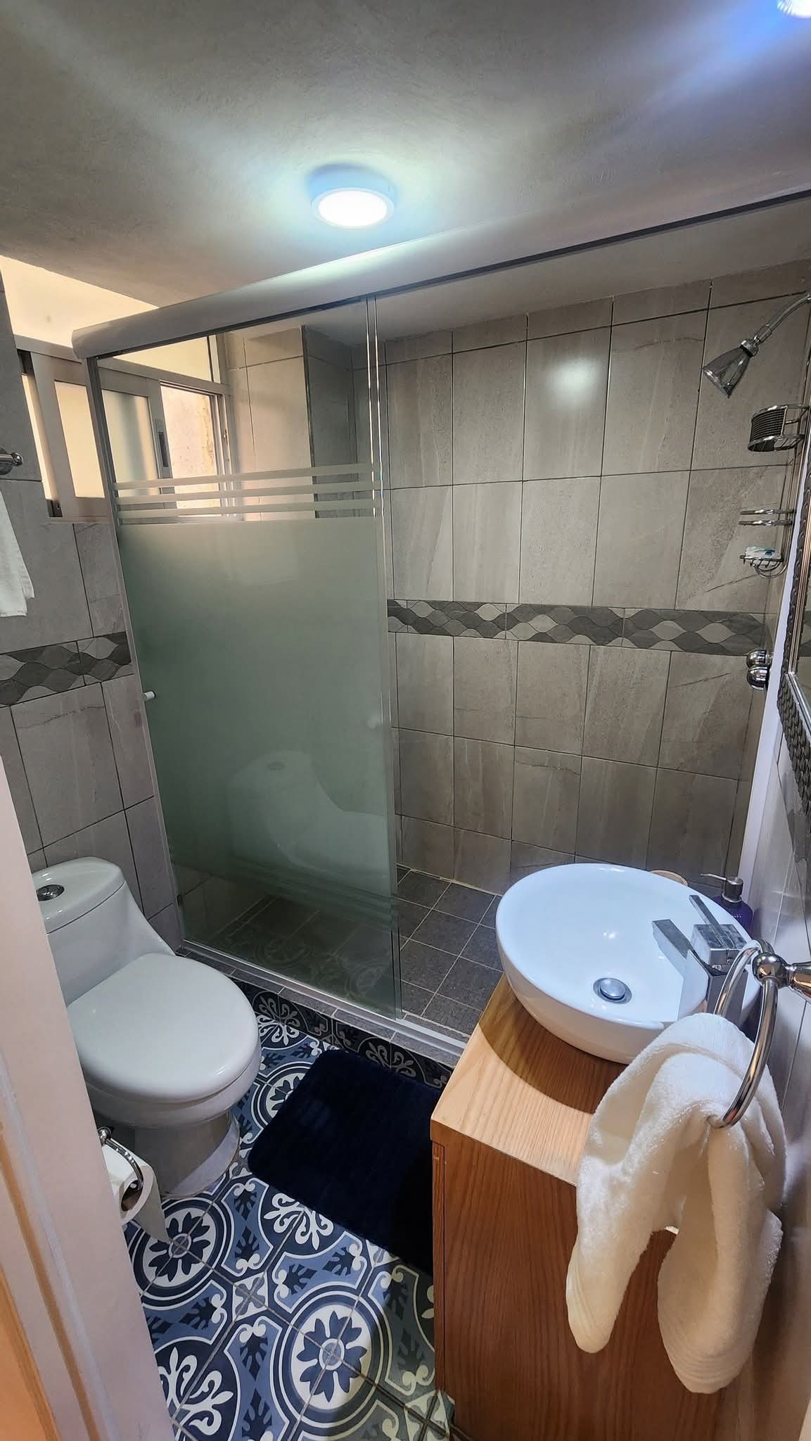 Baño con acabados modernos